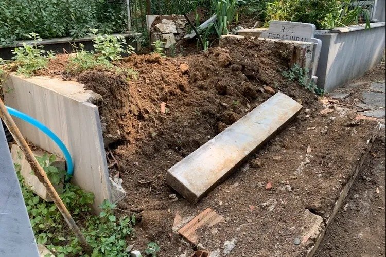 Bursa’nın en eski mezarlığında mezarlar zarar gördü