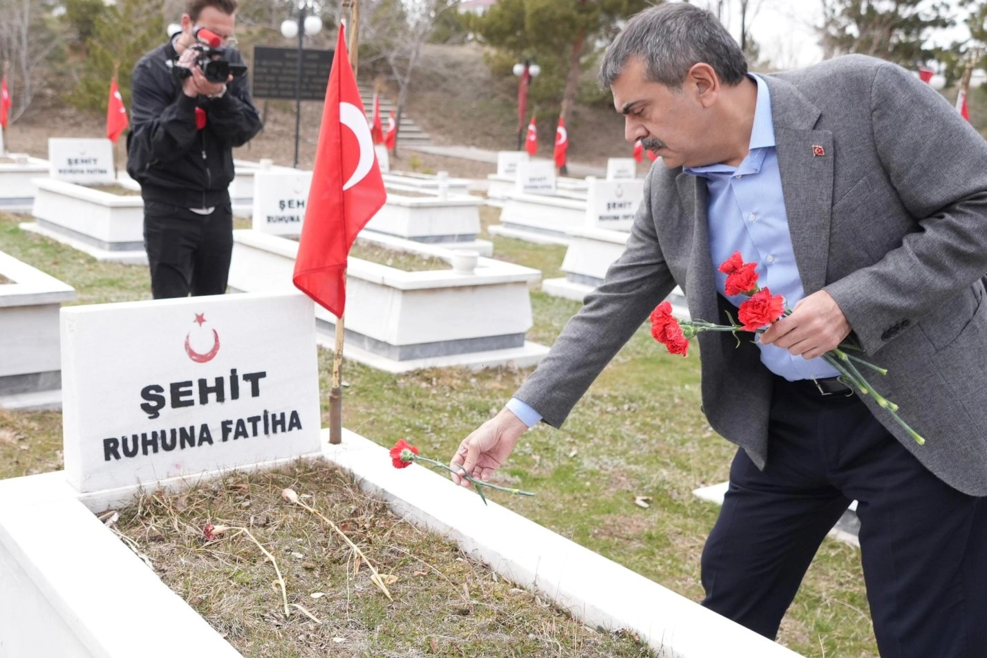 Bakan Tekin'den Erzurum Şehitliği'ne bayramlık ziyaret