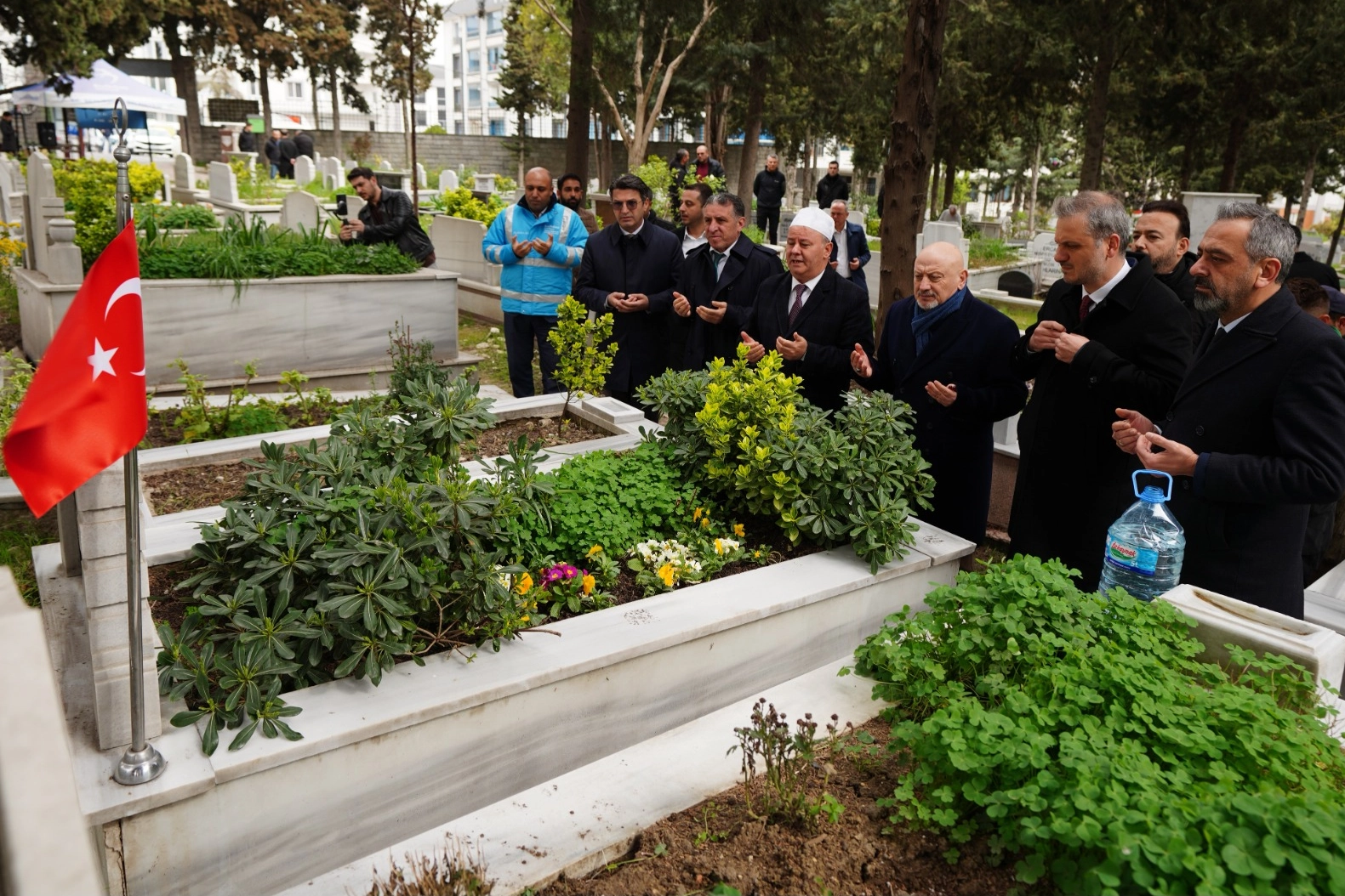 İstanbul Beylikdüzü'nde şehit kabirleri bayrama hazır