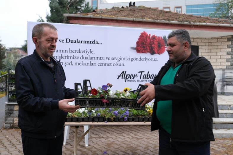 Bursa İnegöl'den mezarlıklarda çiçekli hediye