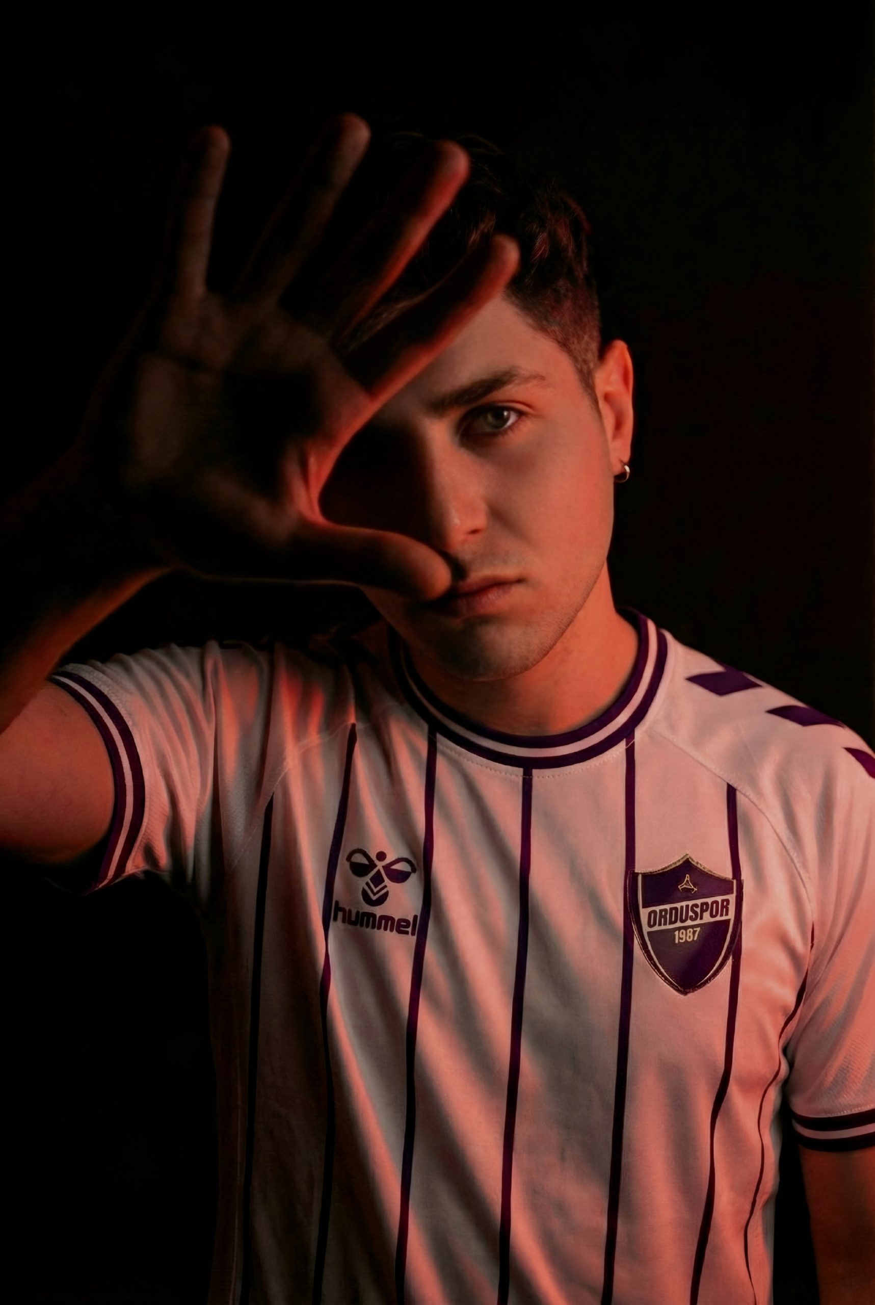 Yolun Başındaki Bir Rap Hikâyesi: Ravx, “Sanki Depo” ile Kendi Dinleyicisini Arıyor